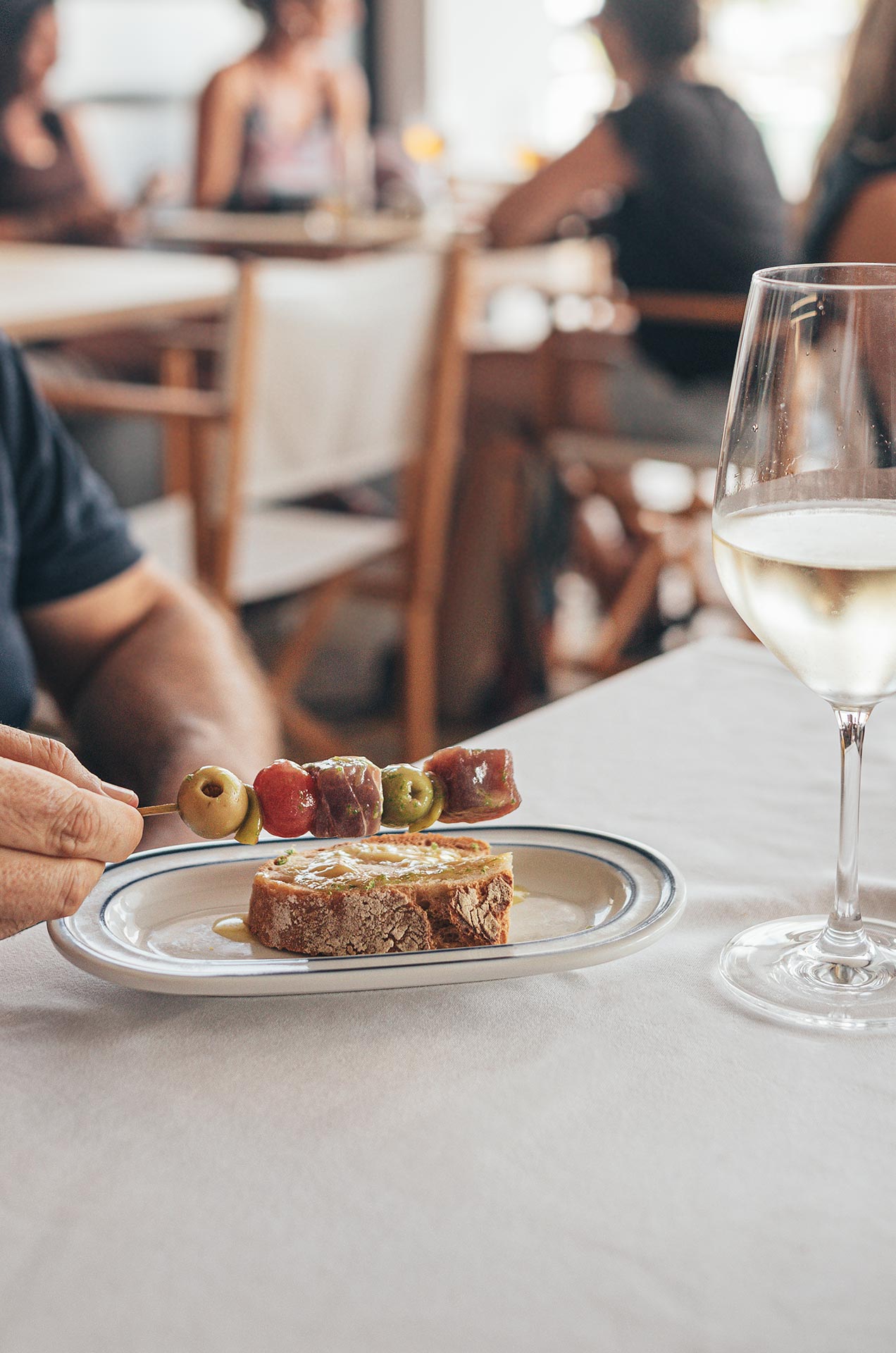 brocheta con txakoli